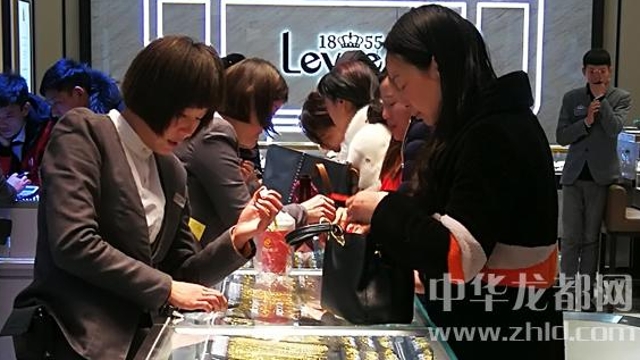 臨近春節(jié)，周口消費(fèi)市場紅似火