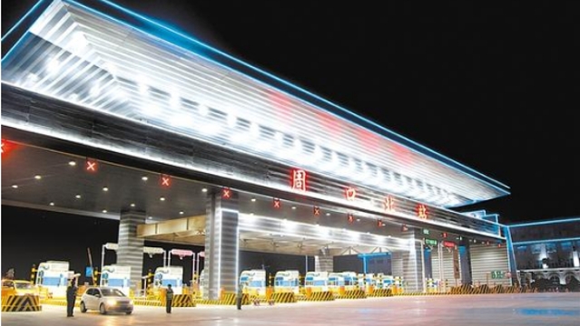 周口北收費(fèi)站流光溢彩，一派迎接省十三運(yùn)會(huì)的喜慶氛圍