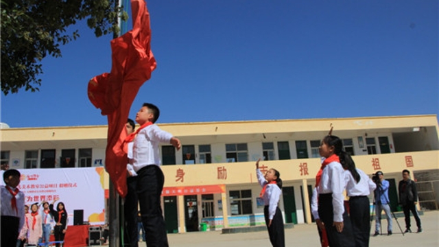 周口留守兒童的國(guó)慶節(jié)：敬隊(duì)禮、升國(guó)旗