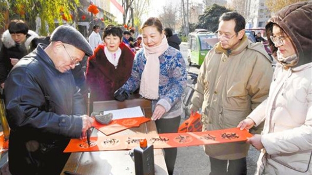 書(shū)法家義寫春聯(lián) 把福送進(jìn)萬(wàn)家