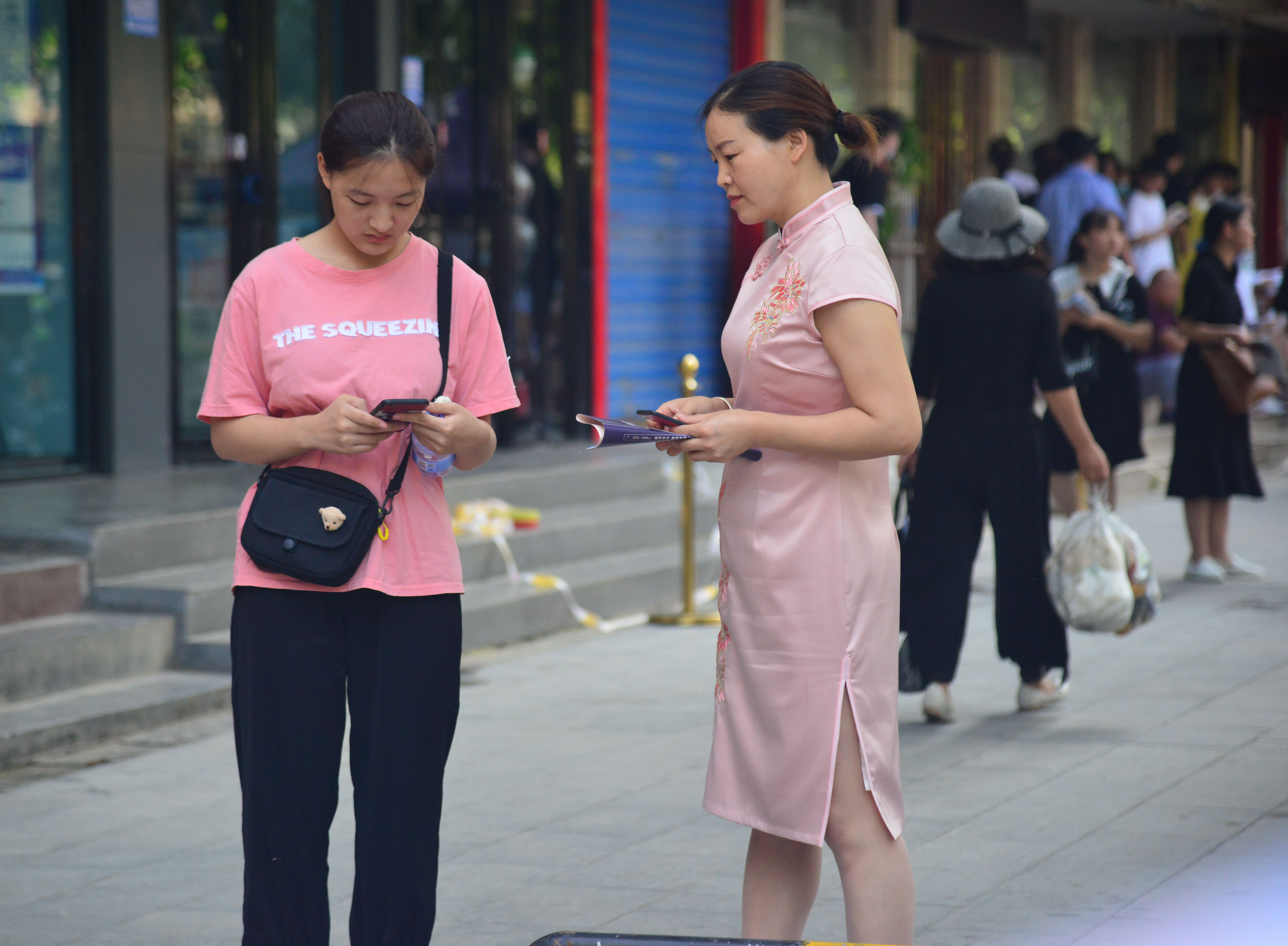 旗開得勝！高考考場(chǎng)外的旗袍媽媽們